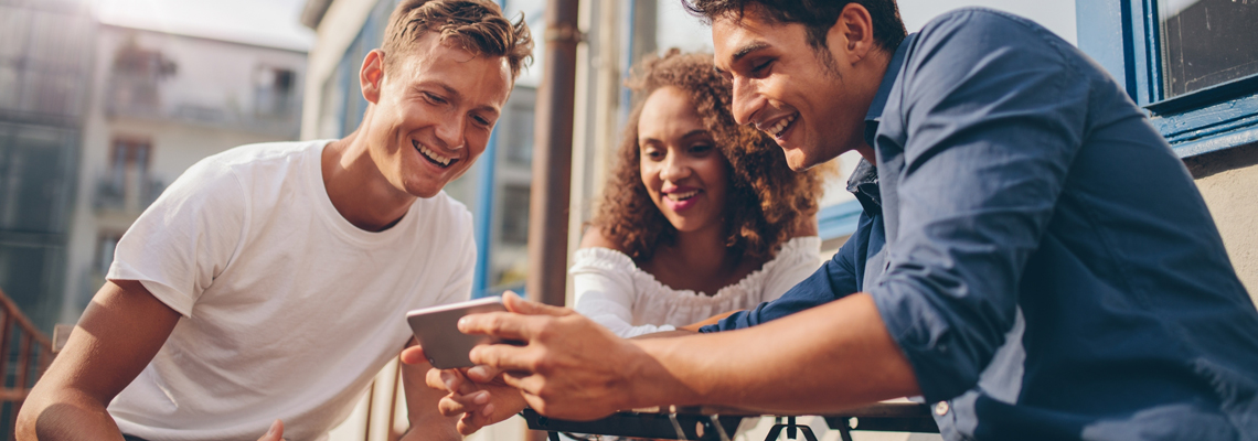 Groupe personnes regardent smartphone