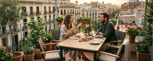 Petite terrasse urbaine aménagée avec une table extensible et des chaises pliables, ambiance conviviale en fin de journée