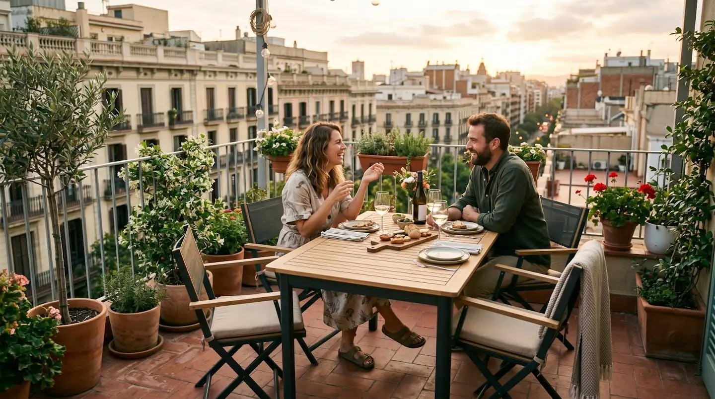 Petite terrasse urbaine aménagée avec une table extensible et des chaises pliables, ambiance conviviale en fin de journée