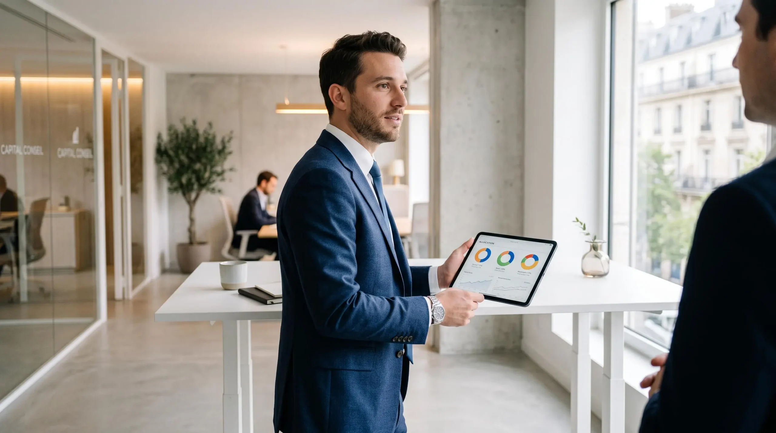 Jeune professionnel consultant l'allocation de son portefeuille d'investissement sur une tablette dans un cabinet de conseil moderne